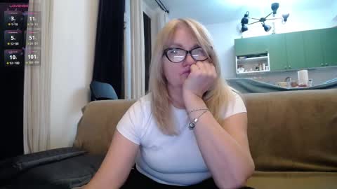 Snapshot of blond_woman chatting on 02.18.25 Karina online show from 02.18.25