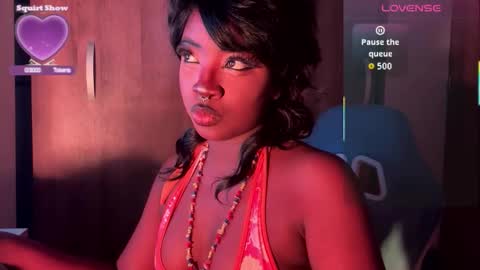 Snapshot of bunny_secrets chatting on 10.02.25 Isa online show from 10.02.25