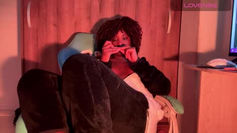 Snapshot of bunny_secrets chatting on 10.27.25 Isa online show from 10.27.25