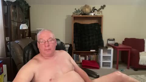 Snapshot of bustyballs100 chatting on 10.28.25 bustyballs100 online show from 10.28.25