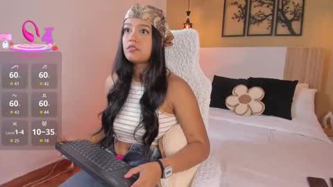 Snapshot of camila_bustamante_ chatting on 10.01.25 camila_bustamante_ online show from 10.01.25