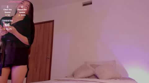 Snapshot of camile_histon chatting on 10.03.25 Camile online show from 10.03.25