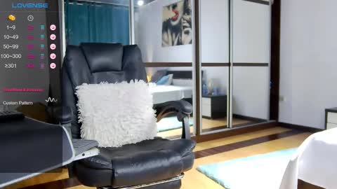 Snapshot of carlaxxx1 chatting on 10.05.25 wendymilf online show from 10.05.25