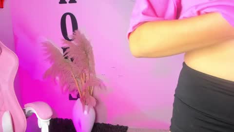 Snapshot of carolay759687 chatting on 02.22.25 carolay759687 online show from 02.22.25