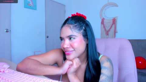 Snapshot of carolinalovehot chatting on 02.14.25 Carolina online show from 02.14.25