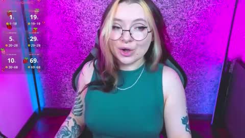 Snapshot of carolinareaperr chatting on 09.16.25 Ask me better xx online show from 09.16.25