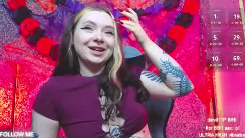 Snapshot of carolinareaperr chatting on 10.21.25 Ask me better xx online show from 10.21.25