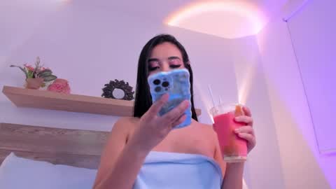 Snapshot of caroline_22z chatting on 01.25.25 CARO  online show from 01.25.25