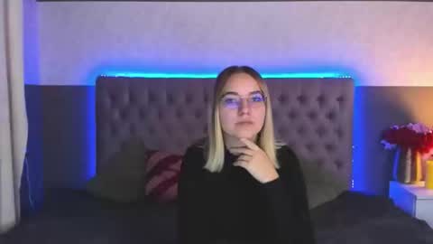 Snapshot of carollflexx chatting on 11.06.25 CarollFlexx online show from 11.06.25