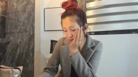 Snapshot of catt_evans1 chatting on 12.12.24 CATT EVANS online show from 12.12.24