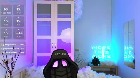 Snapshot of caty_cuddly chatting on 12.21.24 caty_cuddly online show from 12.21.24