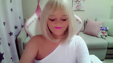 Snapshot of christirose chatting on 01.19.25 Christi online show from 01.19.25