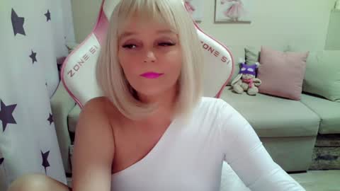 Snapshot of christirose chatting on 01.20.25 Christi online show from 01.20.25