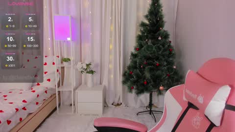 Snapshot of clairefaers chatting on 12.19.24 Claire Faers online show from 12.19.24