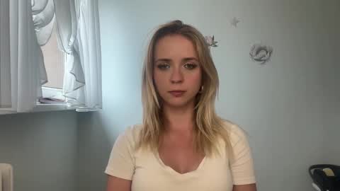 Snapshot of claudiagold chatting on 09.10.25 ClaudiaGold online show from 09.10.25