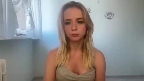 Snapshot of claudiagold chatting on 09.12.25 ClaudiaGold online show from 09.12.25