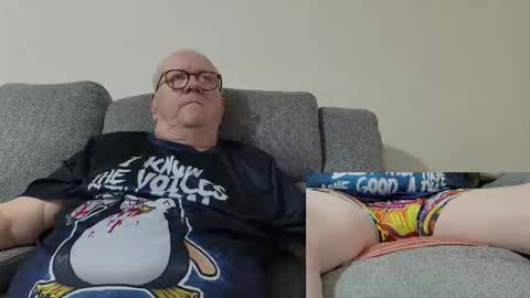 Snapshot of cockneymack51 chatting on 10.13.25 Charlie. online show from 10.13.25