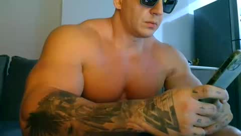 Snapshot of couplemuscle40 chatting on 09.23.25 couplemuscle40 online show from 09.23.25