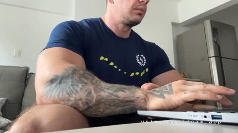 Snapshot of couplemuscle40 chatting on 10.01.25 couplemuscle40 online show from 10.01.25