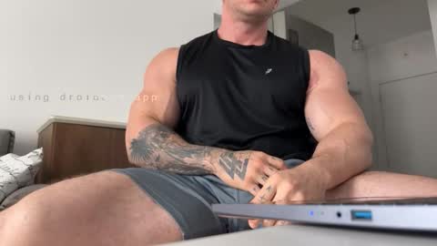 Snapshot of couplemuscle40 chatting on 10.08.25 couplemuscle40 online show from 10.08.25