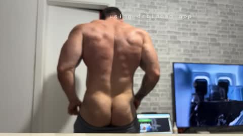 Snapshot of couplemuscle40 chatting on 10.09.25 couplemuscle40 online show from 10.09.25