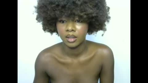 Snapshot of creamybabee chatting on 01.25.25 queen online show from 01.25.25