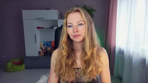 Snapshot of cuddle_kitten chatting on 10.19.25 Alexia online show from 10.19.25