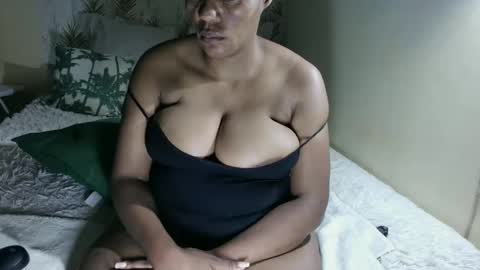 Snapshot of curvybae45 chatting on 10.11.25 curvybae45 online show from 10.11.25