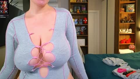 Snapshot of curvyjules69 chatting on 12.08.24 CurvyJules online show from 12.08.24