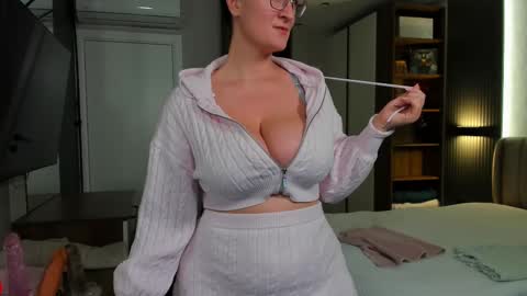 Snapshot of curvyjules69 chatting on 02.12.25 CurvyJules online show from 02.12.25