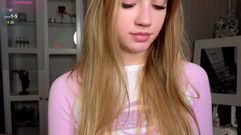 Snapshot of cute_fox_girl chatting on 12.04.24 Anne online show from 12.04.24