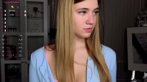Snapshot of cute_fox_girl chatting on 12.21.24 Anne online show from 12.21.24