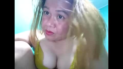 Snapshot of cutechey06 chatting on 12.29.24 Sky online show from 12.29.24