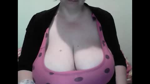 Snapshot of cutejessytom chatting on 01.06.25 Jessy online show from 01.06.25