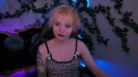 Snapshot of cutiiebunny chatting on 10.21.25 cutiiebunny online show from 10.21.25