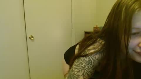 Snapshot of d_a_i_s_y chatting on 01.27.25 Daisy online show from 01.27.25