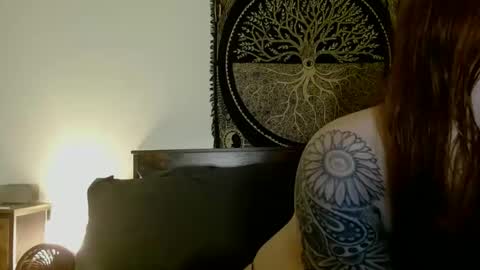 Snapshot of d_a_i_s_y chatting on 02.13.25 Daisy online show from 02.13.25