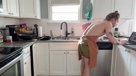 Snapshot of daddydaydrinkz chatting on 01.08.25 DaddydayDrinkz online show from 01.08.25