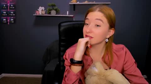 Snapshot of daisy_candy chatting on 12.10.24 Little Di online show from 12.10.24