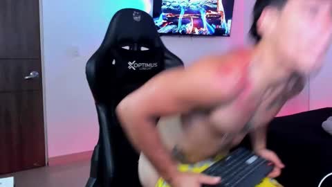 Snapshot of damian_fit chatting on 10.10.25 Damian online show from 10.10.25