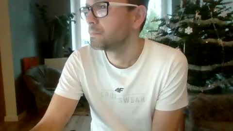 Snapshot of darkhaired34 chatting on 12.30.24 darkhaired34 online show from 12.30.24