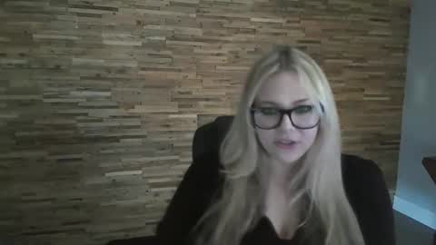 Snapshot of davinadeep chatting on 10.15.25 Davina online show from 10.15.25