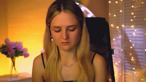 Snapshot of deboralarson chatting on 10.13.25 Debora online show from 10.13.25