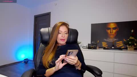 Snapshot of debralee chatting on 12.19.24 Monique online show from 12.19.24