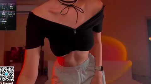 Snapshot of dindin_ chatting on 10.17.25 Jessie online show from 10.17.25