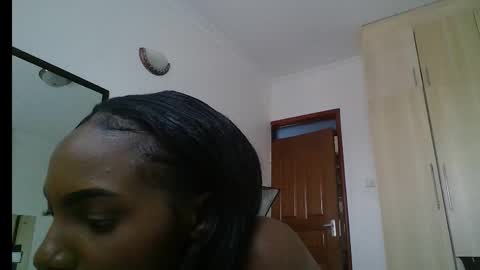 Snapshot of dolldol18 chatting on 02.27.25 Doll online show from 02.27.25