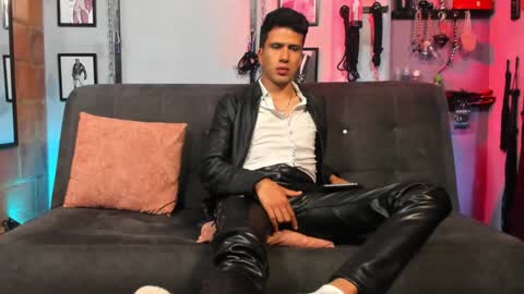 Snapshot of dom2travelers_sm chatting on 01.26.25 Diego Castell online show from 01.26.25