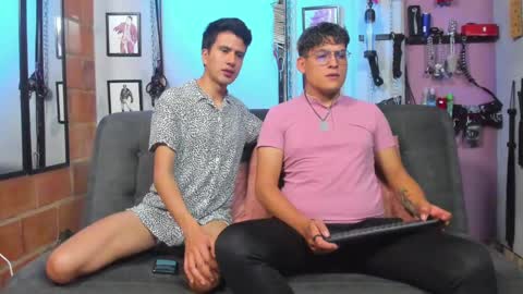 Snapshot of dom2travelers_sm chatting on 02.18.25 Diego Castell online show from 02.18.25