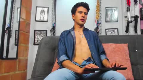 Snapshot of dom2travelers_sm chatting on 03.08.25 Diego Castell online show from 03.08.25