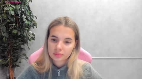 Snapshot of donnaaa_evans chatting on 03.09.25 Donna On GMT2 Mon-Fri 3-9 AM online show from 03.09.25